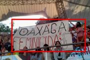 Guelaguetza | Arrebatan manta de ‘Oaxaca Feminicida’ y desalojan a la saxofonista María Elena Ríos