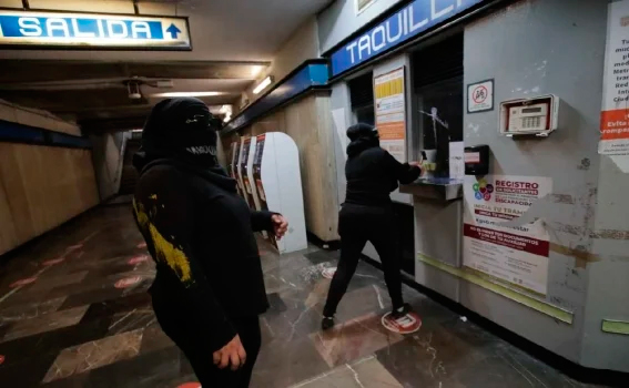 Mujeres encapuchas en el metro